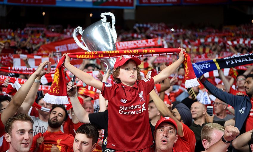 Trong ảnh: Sự cổ vũ đáng kinh ngạc tại sân vận động Olimpiyskiy – Liverpool FC